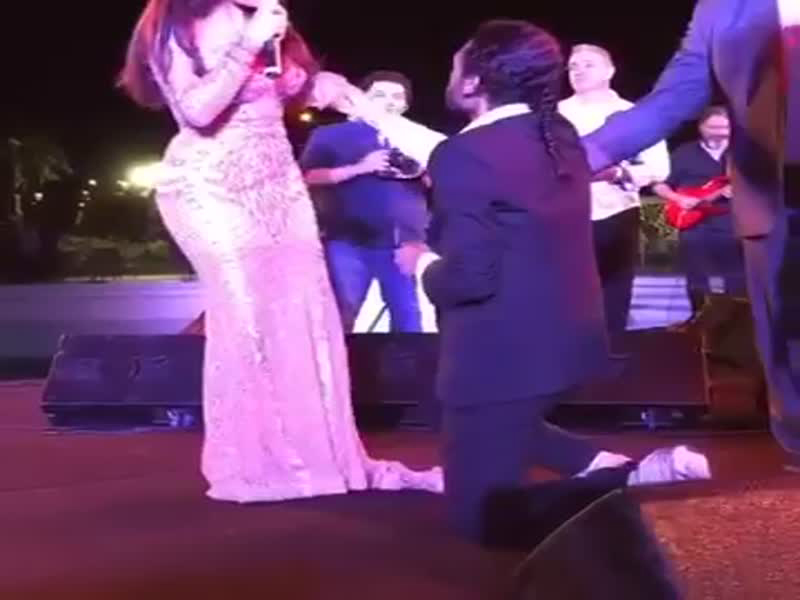 اضغط لمشاهدة الفيديو: مُعجب يقتحم المسرح ويطلب من هيفاء وهبي الزواج!
